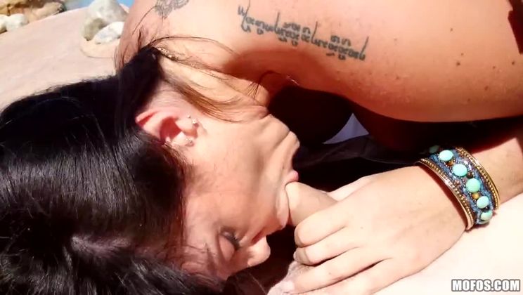 Havuz kenarında Alison Tyler’ın amına koca sikiyle abanıyor